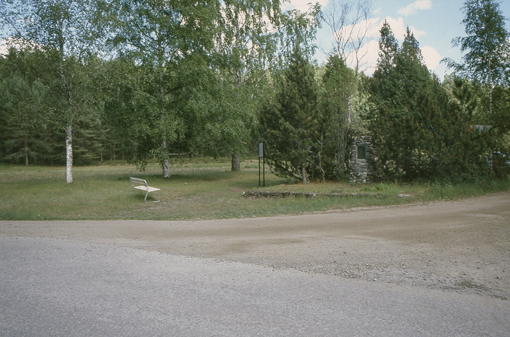 Kuva: Tuukkalan kalmistoaluetta. Kuvassa näkyvät paikalle pystytetty opastaulu sekä muistomerkki. Helena Taskinen 2002