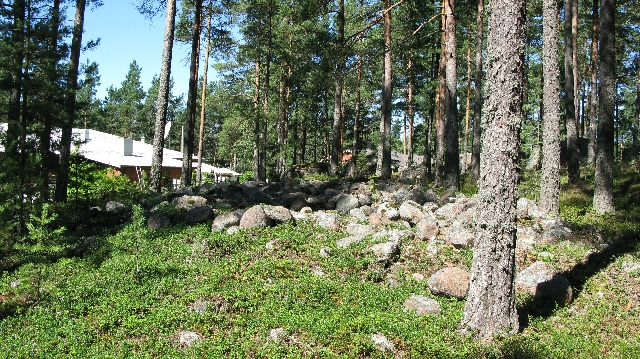 Kuva: Kiviröykkiö rinteellä, kaakosta. Petro Pesonen 25.7.2008