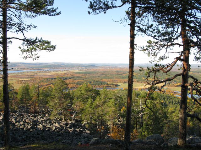Kuva: Näköala Tornionjokilaaksoon Aavasaksan laen pohjoispäästä. Kaarlo Katiskoski 23.9.2008