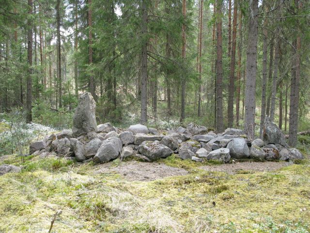 Kuva: Kivikautinen röykkiö, kuvattu lännestä. Helena Ranta 21.5.2009