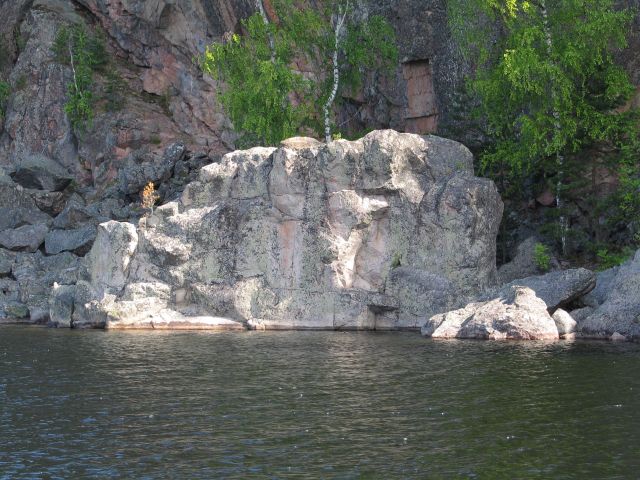Kuva: Yleiskuva kivipaadesta, jonka järven puoleisella sivulla on kalliomaalaus, kuvattu lännestä. Helena Taskinen 2004