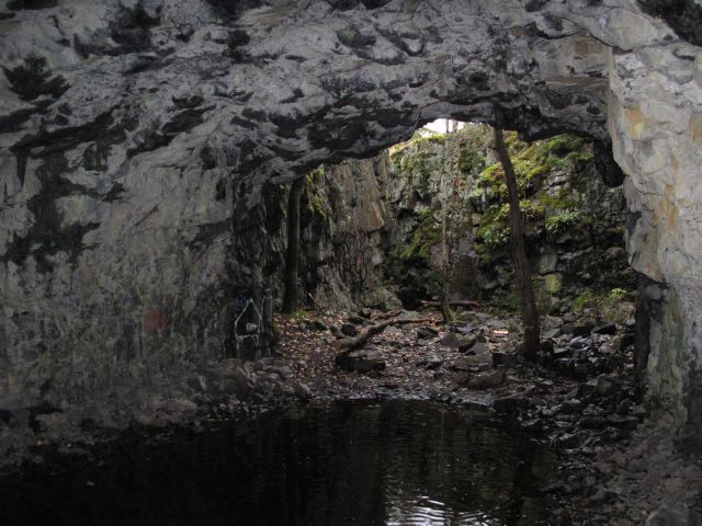 Kuva: kallioon louhittu, miehistösuojaksi tarkoitettu luola, joka on jäänyt keskeneräiseksi ilman betonointitöitä. John Lagerstedt 21.10.2009