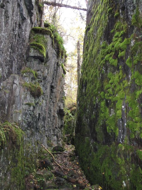 Kuva: Luolan edustalla kallioon louhittu yhdyshauta on 7 m syvä ja vain 1,3 m leveä. John Lagerstedt 21.10.2009