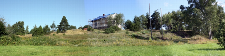 Kuva: Rukoushuoneen eli Kansakoulunmäki kuvattuna mäen kaakkoispuoliselta pellolta eli kaakosta. Esa Mikkola 11.8.2009