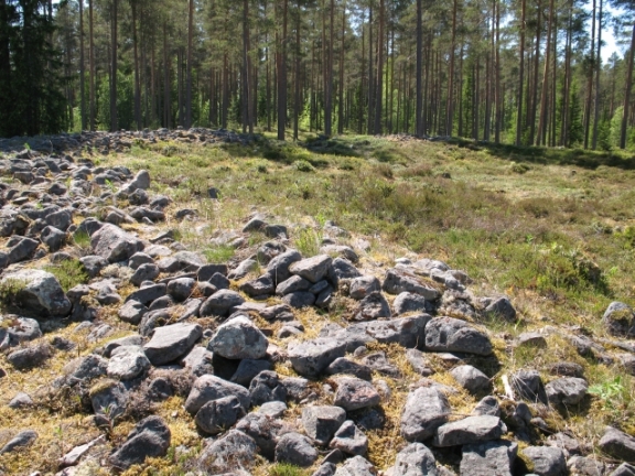 Kuva: Jätinkirkon kivivallia itäkoillisesta kuvattuna Kaisa Lehtonen 15.6.2010