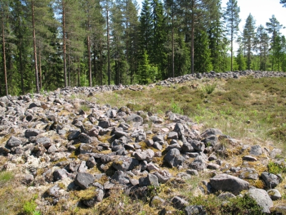 Kuva: Jätinkirkon kivivallia pohjoisluoteesta kuvattuna Kaisa Lehtonen 15.6.2010
