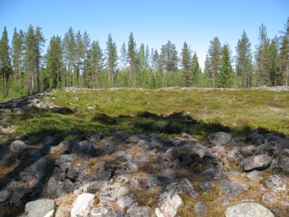 Kuva: Jätinkirkon kivivallia etelälounaasta kuvattuna Kaisa Lehtonen 15.6.2010