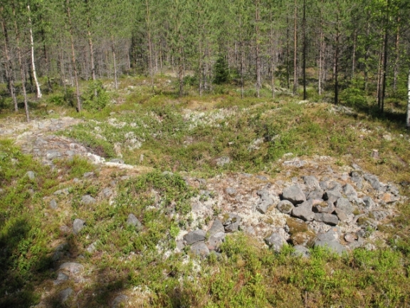 Kuva: Jätinkirkon pohjoispuolella oleva ns. kraatteriröykkiö Kaisa Lehtonen 15.6.2010