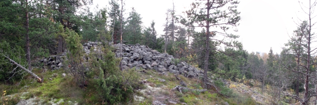 Kuva: Brunnibergin hyvin säilynyt röykkiö kuvattuna kohti etelää. Museovirasto/Mökkönen 18.10. 2011