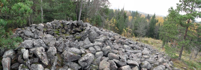 Kuva: Brunnibergin röykkiön keskuskuoppa (halkaisija 3,3 m). Kuvattuna kohti etelää. Museovirasto/Mökkönen 18.10. 2011
