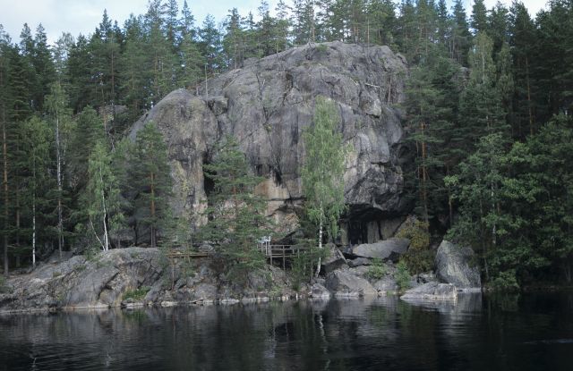 Kuva: Astuvansalmen kalliomaalauskallio sijaitsee Yöveden rannalla Helena Taskinen 1998