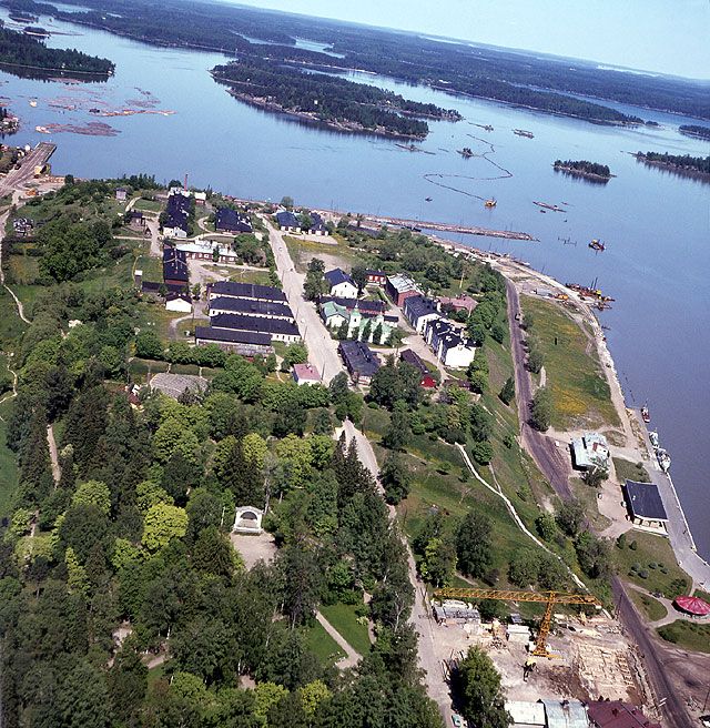 Kuva: Lappeenrannan linnoitusniemi pistää Saimaaseen. P. O. Welin 1970