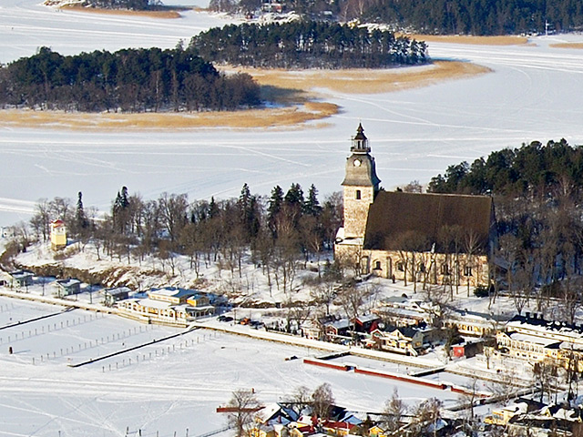 Kuva: Birgittalaisluostarin rauniot sijaitsevat nykyisen kirkon pohjois- ja luoteispuolella. Hannu Vallas 2006