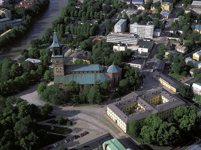 Kuva: Turun tuomiokirkko ja Akatemiatalo. Hannu Vallas 1996
