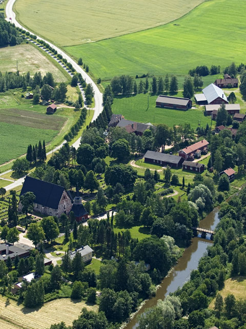 Kuva: Keskiaikaisen kaupungin paikka sijaitsee kuvan oikeassa yläkulmassa näkyvällä pellolla. Hannu Vallas 2007
