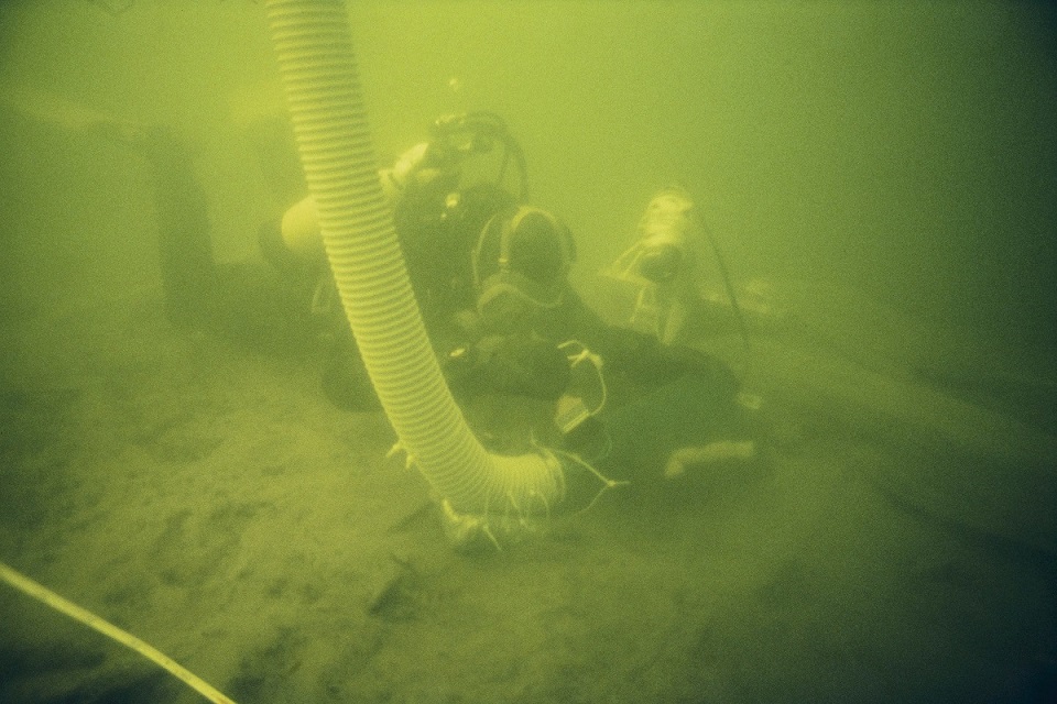 Kuva: Sukeltaja mammutoimassa sedimenttiä styyrpuurin puolella. Vieressä VA-kamera telineessään. Pentti Eskolin 1992