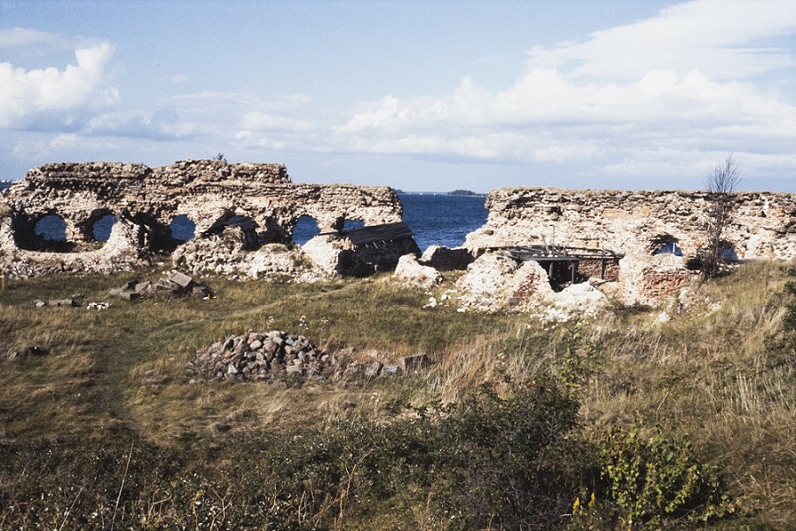 Kuva: Fort Slavan linnoituksen raunioita. Erkki Mäkiö. 1991