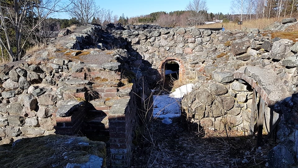 Kuva: Grabbackan linnanrauniot etelästä Sinikka Kärkkäinen 22.3.2019