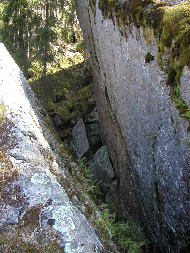 Kuva: Läntisemmällä kallioalaueella oleva halkeama. Teija Tiitinen