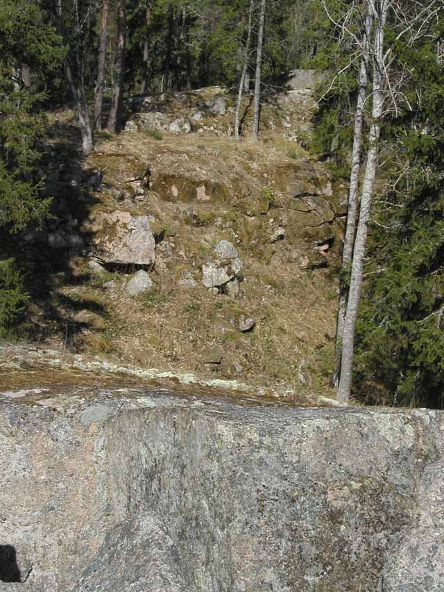 Kuva: Läntisempi kallioalue kuvattuna itäisemmän laelta. Teija Tiitinen