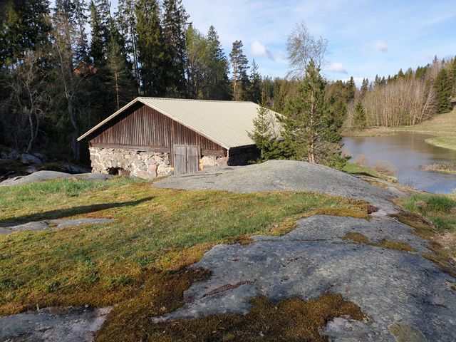 Kuva: Kärpijoen Mylly etualalla kallio, jossa hakkauksia. Teija Tiitinen 3.5.2019