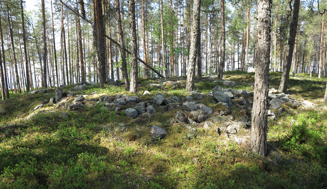 Kuva: Linjasaaren lapinraunion kiviä on osin siirrelty, mikä on hyvin tyypillistä röykkiökohteille. Teemu Mökkönen 5.6.2019