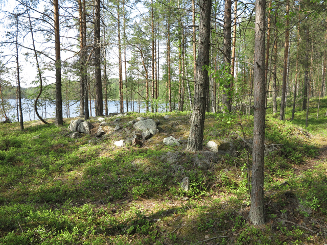 Kuva: Varhaismetallikautinen lapinraunio Martinniemi 8 sijaitsee yhä rannan läheisyydessä. Teemu Mökkönen 7.6.2019