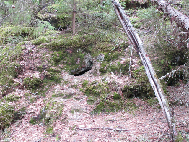 Kuva: Kideonkalosta on louhittu savukvartsia kivikaudella. Sisäänkäynti kallion sisäiseen onkaloon käy halkaisijaltaan noin puolimetrisen aukon kautta. Teemu Mökkönen 13.5.2019
