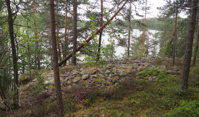 Kuva: Hiidensalmen lapinrauniot sijaitsevat jyrkän kallion päällä rannan läheisyydessä. Teemu Mökkönen 24.5.2019