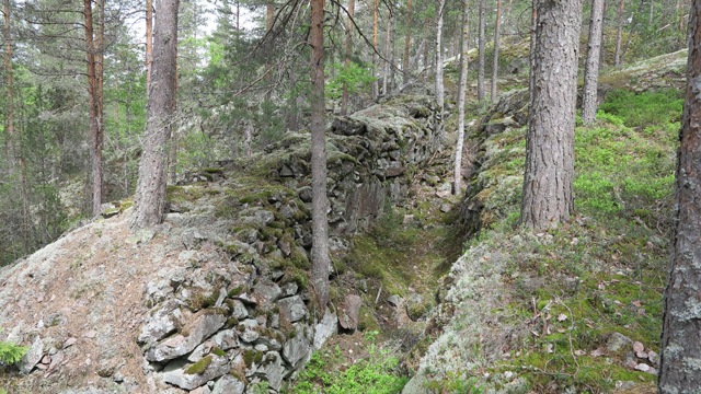 Kuva: Kettulanvuoren ensimmäisen maailmansodan taistelukaivannot on louhittu kallioon ja osin kylmämuurattu louhitusta kivestä. Teemu Mökkönen 24.5.2019