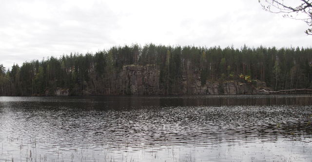 Kuva: Metsäisenjärven rannalla, veteen putoavassa kalliossa, on Kaakkois-Suomen eteläisimmät tunnetut kalliomaalaukset. Maalausta on havaittu kolmessa kohtaa. Selkein hahmo on suurikokoinen ihmishahmo (korkeus 87 cm), Teemu Mökkönen 13.5.2019