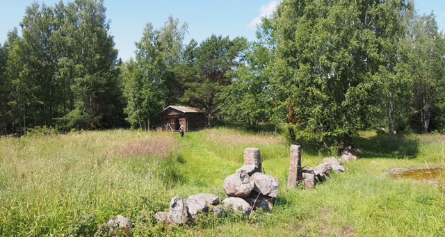 Kuva: Kuorsalon vanhalla kylänpaikalla on rehevä niitty, ja vanha aitta on ainoa rakennus. Teemu Mökkönen 14.7.2019