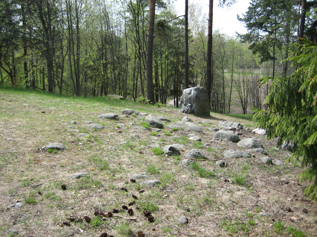 Kuva: Kiveystä Porvoon Pikku Linnamäellä. Kohteella on roomalaisajalla käytössä ollut kalmisto, joka on tehty luontaista kivikkoa hyödyntäen. Päivi Maaranen 2007