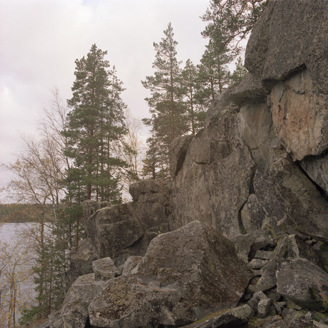 Kuva: heinäveden Vierunvuoren kalliomaalaus, näkymä kohti maalauskalliota, yleiskuva Ismo Luukkonen 2004