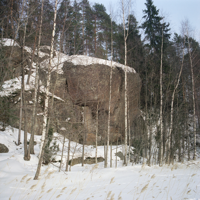Kuva: Luumäen Kalamaniemi II:n kalliomaalaus, näkymä kohti maalauskalliota, yleiskuva Ismo Luukkonen 2005