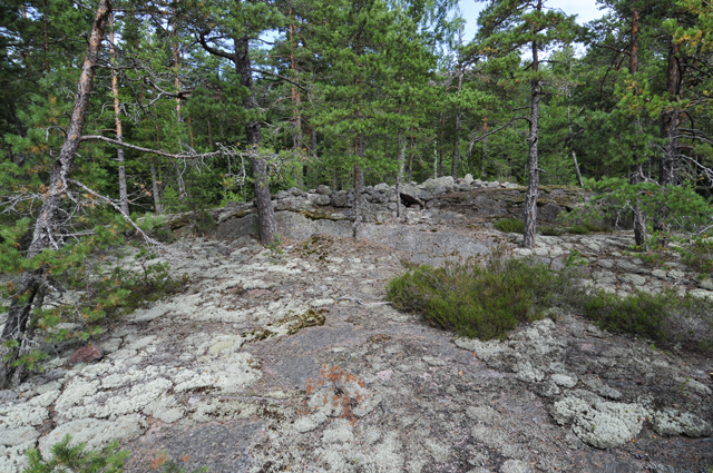 Kuva: Kalvön. Hautaröykkö on kasattu kallion päälle. Kuvattu lounaasta. Vesa Laulumaa 2013