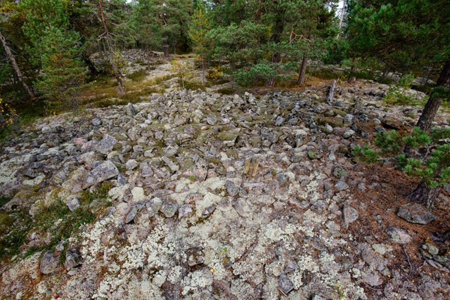 Kuva: kalkberget. Röykkiö A, taustalla vasemmalla röykkiö B. Kuva etelästä Vesa Laulumaa 2014