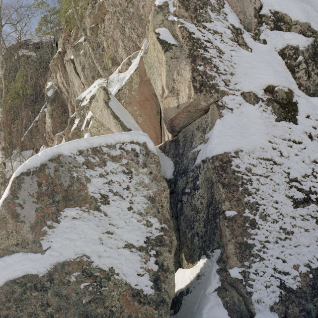 Kuva: Iitin kelloniemen Haukkavuoren kalliomaalaus, näkymä kohti maalauskalliota. Ismo Luukkonen 2004
