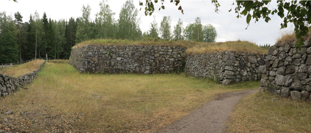 Kuva: Linnoituksen pääsisäänkäynti kulkee itäisen välimuurin läpi. Kuvattuna linnoituksen muurin ulkopuolelta. Teemu Mökkönen 13.8.2019