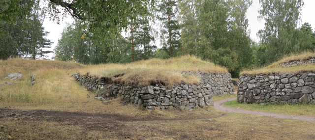 Kuva: Linnoituksen pääsisäänkäynti kulkee itäisen välimuurin läpi. Kuvattuna linnoituksen sisältä päin. Teemu Mökkönen 13.8.2019
