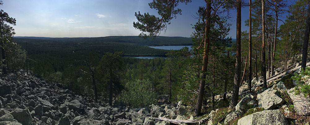 Kuva: Panoraamakuva Juuvaaran rinteeltä Juujärvelle päin luoteeseen. Kuvattu hieman laen alapuolelta. Jouni Taivainen 2019