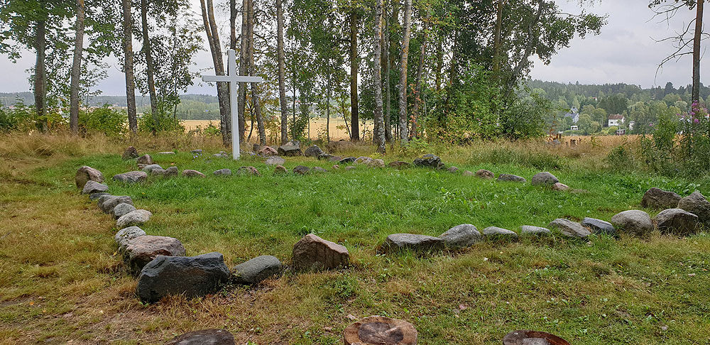 Kuva: Kalmiston keskellä olevan kirkonperusta ennallistettuna Teija Tiitinen 12.8.2019