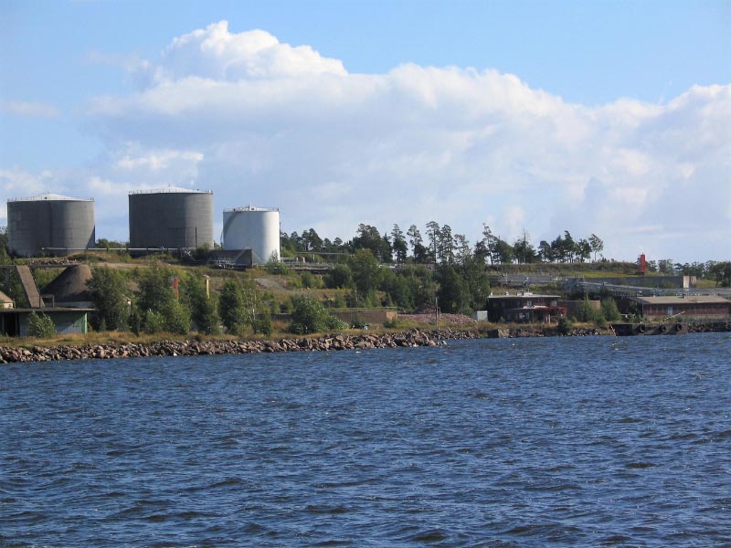 Kuva: Fort Katarinan linnoituksen jäänteet vanhan öljytehtaan alueella Ruotsinsalmella Antti Suna 16.9.2004
