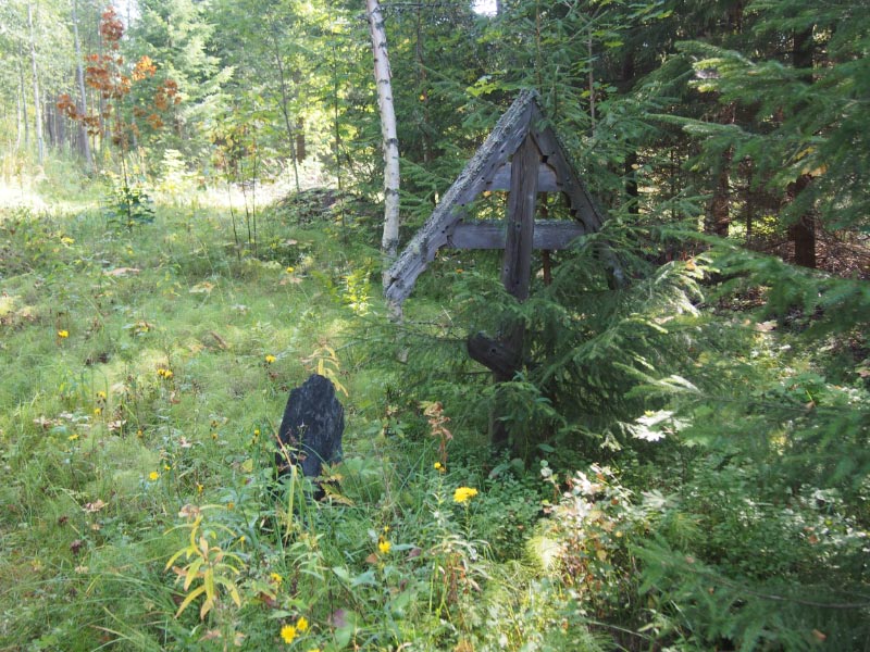 Kuva: Kovero Kirkkopelto. Kuva vuonna 1996 löydetyn ja uudelleen pystyetyn hautakiven kohdalta kohti ruumiskalmiston yläosaa. Teemu Mökkönen 28.8.2020