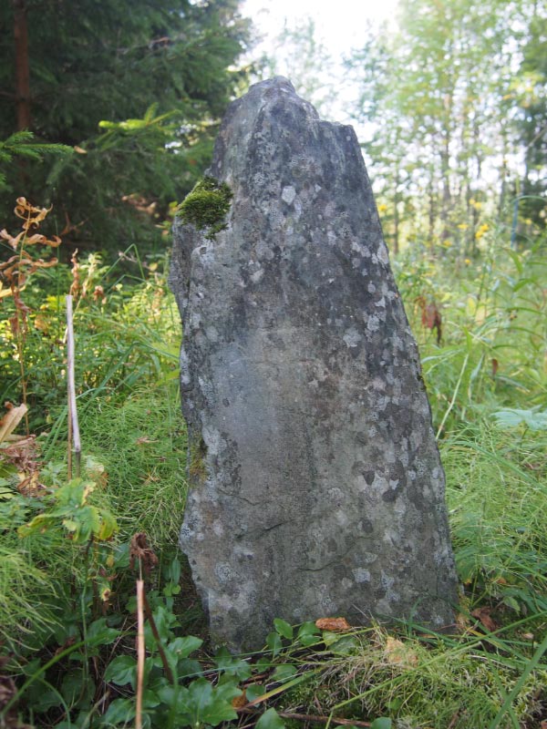 Kuva: Kovero Kirkkopelto. Vuonna 1996 löydetyssä hautakivessä on hakattuna ortodoksiristi. Teemu Mökkönen 28.8.2019