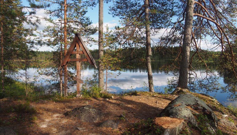 Kuva: Ölllöä Pörtsämö. Kalmisto sijaitsee luonnontilassa olevalla niemellä järven rannassa. Teemu Mökkönen 27.8.2019