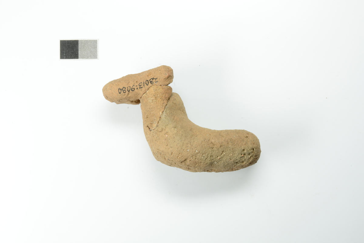 Kuva: Pörrinmökki. Savi-idoli, hirvi (KM 28013:7096). Arkeologiset esinekokoelmat