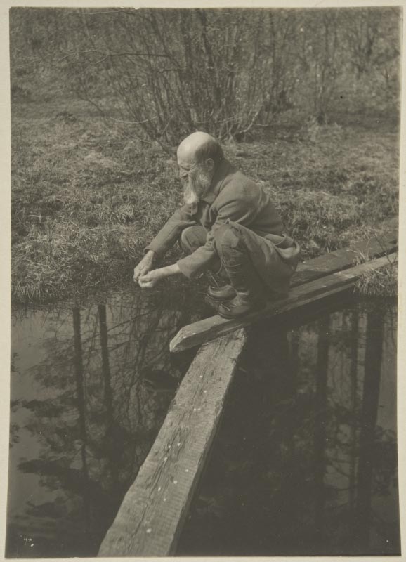Kuva: Pekka Rissanen vuolee Mustaan lähteeseen ruumiilta saatua hopeaa maksuksi ostamastaan vedestä Ahti Rytkönen toukokuu 1927