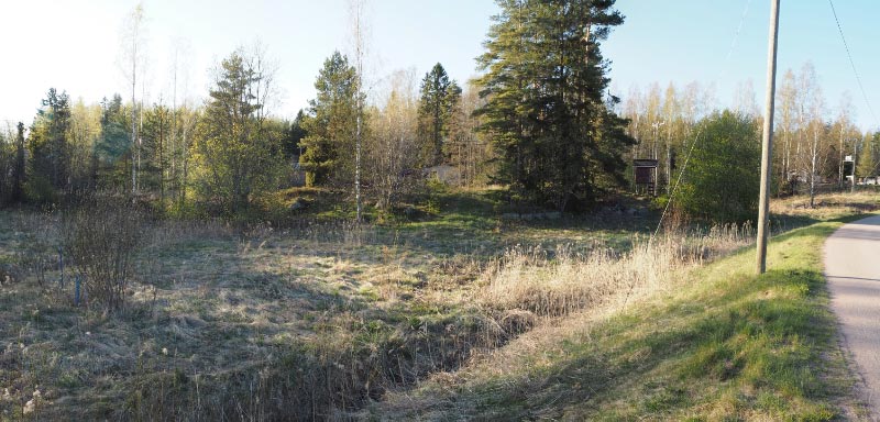 Kuva: Pyhtää, Hirvikosken linnoitukset 4. 1700-luvun linnoitteen maavallia kuvattuna Riitamaantieltä kohti pohjoista. Teemu Mökkönen 10.5.2020