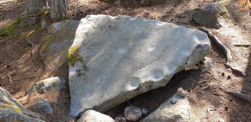 Kuva: Soiva kivi  lounaasta, ilman kumistelukiviä. Teija Tiitinen 11.8.2021